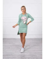Šaty s dlhším chrbtom a farebnou potlačou tmavo mätovej farby