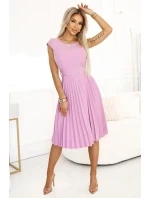 311-18 LILA Klasické plisované šaty s krátkymi rukávmi a opaskom - WRZOSH