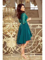 Dámske šaty v fľaškovo zelenej farbe s dlhším zadným dielom as čipkovaným výstrihom model 7213719 Dámske šaty v fľaškovo zelenej farbe s dlhším zadným dielom as čipkovaným výstrihom model 7213719