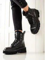 Vynikajúce dámske čierne členkové topánky na plochom podpätku Vynikajúce dámske čierne členkové topánky na plochom podpätku