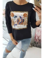Blúzka s 3D grafikou a ozdobnými volánikmi čierna Blúzka s 3D grafikou a ozdobnými volánikmi čierna