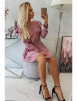 Šaty so zvislými volánmi tmavo ružové