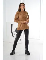 Sveter nasadený cez hlavu s módnou väzbou Ťava