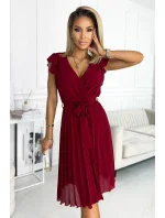 POLINA - Dámske plisované šaty vo vínovej bordovej farbe s výstrihom a volánikmi 374-2