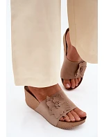 Kožené semišové dámské pantofle na platformě s ozdobným květinovým vzorem Zazoo 40312 Cappuccino