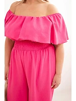 Dámsky plus size overal s odhalenými ramenami, volánom a širokými nohavicami ružovej farby Dámsky plus size overal s odhalenými ramenami, volánom a širokými nohavicami ružovej farby