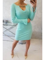 Šaty so zlatou retiazkou mint