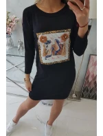 Šaty s 3D grafikou a ozdobnými volánikmi čiernej farby