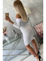 Priliehavé šaty s výstrihom do V v bielej farbe