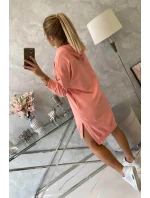 Šaty s kapucňou a dlhším chrbtom v marhuľovej farbe