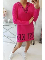 Šaty s kapucňou a potlačou fuchsiovej farby