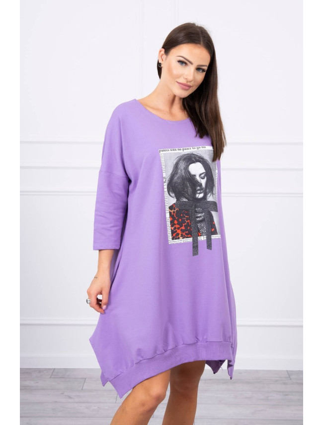 Šaty s potlačou a rozšíreným spodným dielom vo fialovej farbe