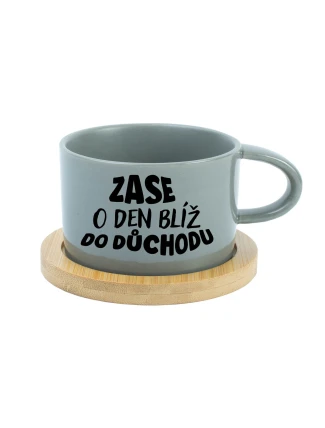 ZASE O DEN BLÍŽ DO DŮCHODU - šedý hrníček makronka 200 ml