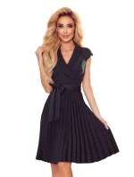 WENDY - Dámske plisované šaty vo fľaškovo zelenej farbe s preloženým obálkovým výstrihom 385-3