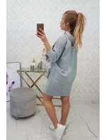 Šedé šaty s kapucňou