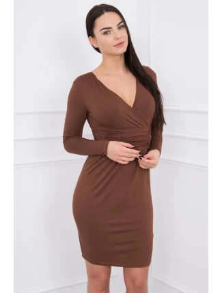 Priliehavé šaty s výrezom pod prsiami hnedej farby Priliehavé šaty s výrezom pod prsiami hnedej farby