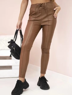 Dámske nohavice z ekokože so zaväzovaním a rozparkom na nohaviciach hnedé