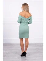 Priliehavé šaty s výstrihom do V tmavo mätovej farby