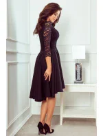 Čierne dámske šaty s dlhším zadným dielom as čipkovaným výstrihom model 7776696 Čierne dámske šaty s dlhším zadným dielom as čipkovaným výstrihom model 7776696