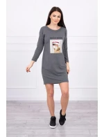 Šaty s potlačou košíka v grafitovej farbe