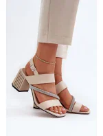 Sandále na podpätku model 195551 Vykročte štýlovo Sandále na podpätku model 195551 Vykročte štýlovo