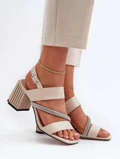 Sandále na podpätku model 195551 Vykročte štýlovo