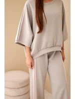 Dámsky viskózový maslový komplet so širokými nohavicami a voľnou blúzkou Fango Dámsky viskózový maslový komplet so širokými nohavicami a voľnou blúzkou Fango