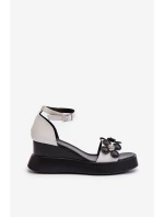 Sandały Damskie Na Platformie I Koturnie Z Kwiatami Białe Foviana