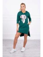 Šaty s dlhším chrbtom a farebnou potlačou tmavo zelenej farby
