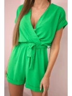 Krátky overal zviazaný v páse