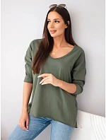 Dámska bavlnená oversized blúzka s výstrihom do V a predĺženým zadným dielom v khaki farbe Dámska bavlnená oversized blúzka s výstrihom do V a predĺženým zadným dielom v khaki farbe