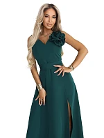 669-1 Romantické maxi šaty s kvetom na ramene a rozparkom - fľaškovo zelené