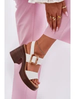Sandále na podpätku model 213008 Vykročte štýlovo