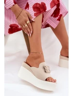 Klapki Na Platformie I Koturnie Z Ozdobą Beżowe Tanonea