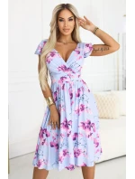 425-14 MATILDE Blinkered midi šaty s obálkovým výstrihom a krátkymi rukávmi - modré s ružovými kvetmi