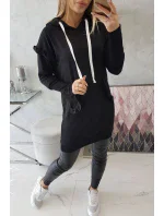 Šaty s ozdobnými volánikmi a kapucňou čiernej farby