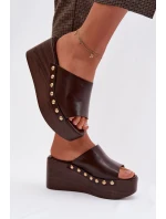 Dámské pantofle na platformě a platformě se zlatými knoflíky Čokoládové Farinelle