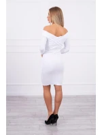 Priliehavé šaty s výstrihom do V v bielej farbe