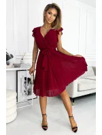 POLINA - Dámske plisované šaty vo vínovej bordovej farbe s výstrihom a volánikmi 374-2