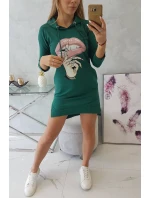 Šaty s dlhším chrbtom a farebnou potlačou tmavo zelenej farby