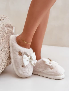 Futrzane Kapcie Z Kokardką I Przypinkami Białe Annalira