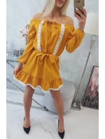 Šaty s otvorenými ramenami a čipkou v horčicovej farbe