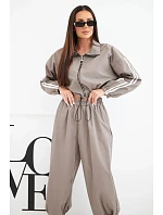 Dámska bavlnená súprava s oversized nohavicami a kontrastnými pruhmi v farbe fango zelená Dámska bavlnená súprava s oversized nohavicami a kontrastnými pruhmi v farbe fango zelená