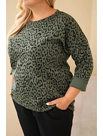 Dámska blúzka vo veľkosti Plus Size s leopardím vzorom a predĺženým zadným dielom v khaki farbe Dámska blúzka vo veľkosti Plus Size s leopardím vzorom a predĺženým zadným dielom v khaki farbe