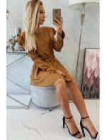 Šaty s vertikálnymi volánikmi camel