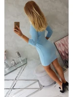 Priliehavé šaty s modrou líniou poprsia