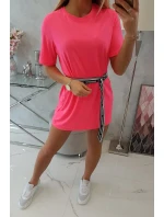 Šaty s ozdobným pásikom ružové neónové