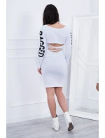 Otrhané biele šaty