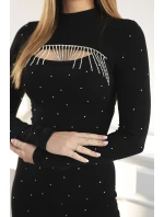 Pletené šaty s ozdobným výstrihom čierne
