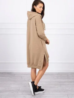 Šaty s kapucňou a dlhším chrbtom